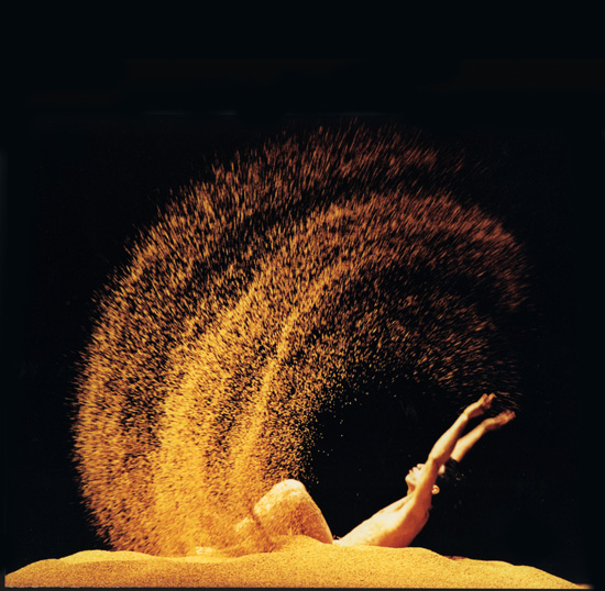 Wang Wei-ming in «Songs of the Wanderers», Cloud Gate Dance Theatre of Taiwan, 2000. Photo: YU Hui-hung
