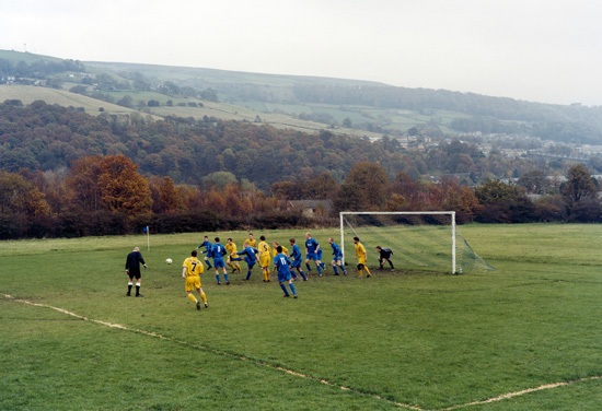 Hans van der Meer. Calder 76 res – Pellon United, 4 – 3. Halifax & District Association Invitation Cup. Mytholmroyd, England, 30-10-2004. Aus der Serie «Spielfelder – Landschaft des Amateur-Fussballs in Europa». C-Print auf Aluminium, 67 x 100 cm. © Hans van der Meer