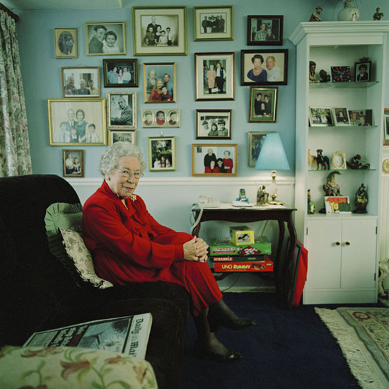 © Who is Who? by Niklaus Spoerri Zurich: Jeannette Charles alias Queen Elizabeth II