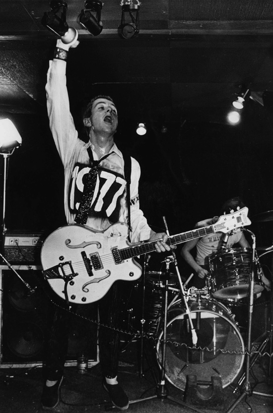 Joe Strummer von The Clash, 1977. Courtesy of The Metropolitan Museum of Art, Photograph by Ray Stevenson/Rex USA
