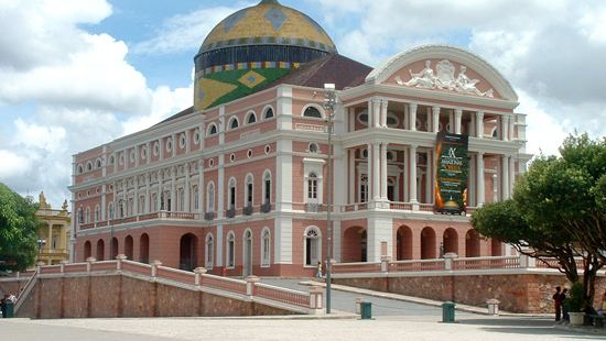Stand früher fast allein inmitten des Urwalds und ist heute Teil einer Millionenstadt: das Teatro Amazonas. Foto: Pontanegra