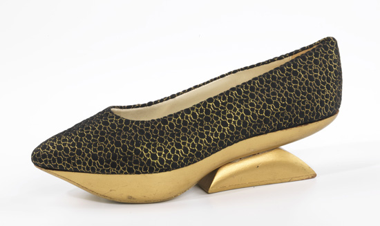 Beth Levine (American,1914–2006 ), Herbert Levine Inc. (American). «Kabuki» Evening Shoe, circa 1965. Foto: © Brooklyn Museum