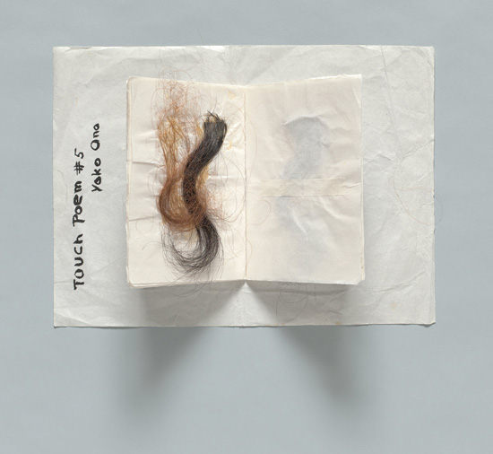 Yoko Ono: Touch Poem #5. c. 1960. Hair, ink on paper, 25 x 34.1 cm. Private collection. Foto: © Yoko Ono 2014